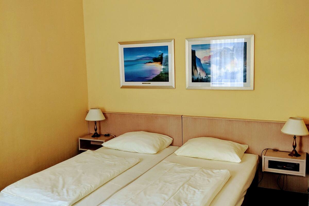Doppelzimmer | Allergikerbettwaren, Zimmersafe, Schreibtisch, schallisolierte Zimmer