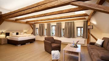 Superior Double Room (Herzog Ludwig) | Peralatan tempat tidur hipoalergenik, meja, ruang kerja komputer riba