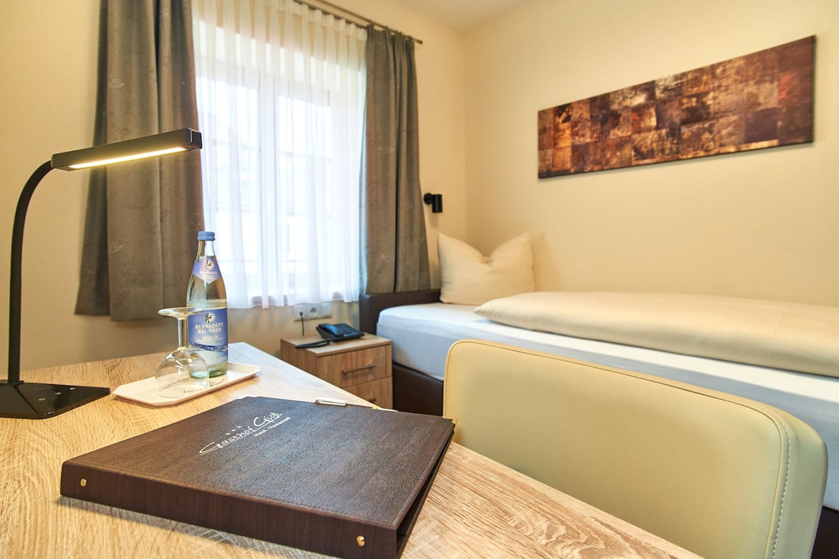 Comfort Single Room | Peralatan tempat tidur hipoalergenik, meja, ruang kerja komputer riba 