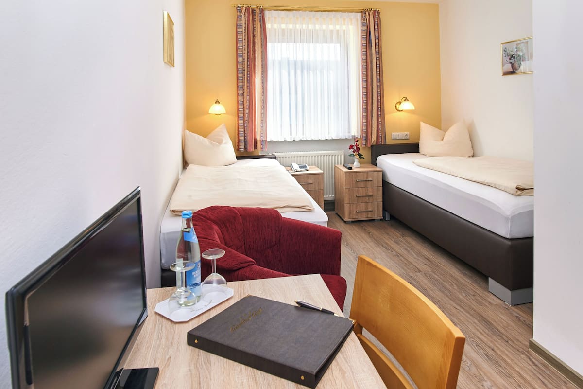 Standard Twin Room | Peralatan tempat tidur hipoalergenik, meja, ruang kerja komputer riba 