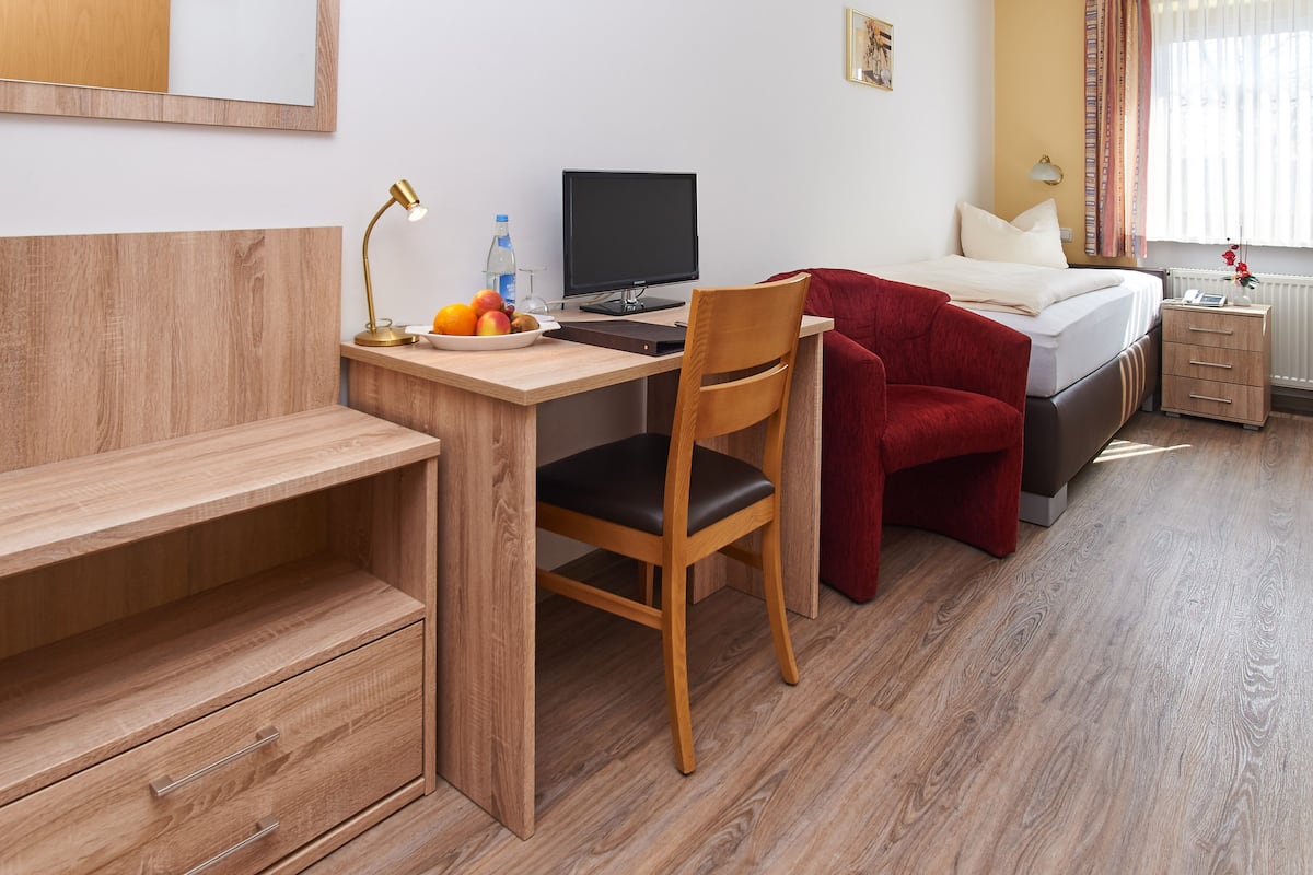 Standard Single Room | Peralatan tempat tidur hipoalergenik, meja, ruang kerja komputer riba 