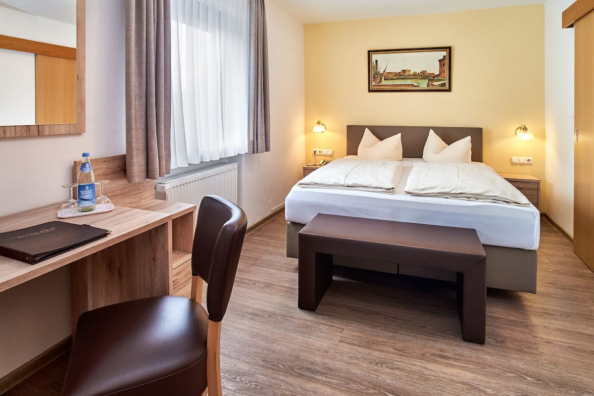 Standard Double Room | Peralatan tempat tidur hipoalergenik, meja, ruang kerja komputer riba 