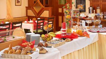 Free daily buffet breakfast