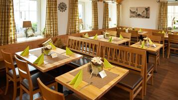 Breakfast, lunch, dinner served; German cuisine