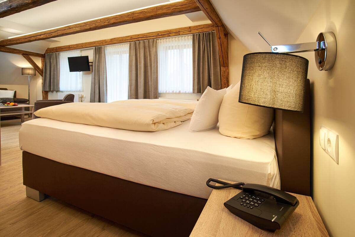 Superior Double Room, Balcony (Kastanie) | Peralatan tempat tidur hipoalergenik, meja, ruang kerja komputer riba 
