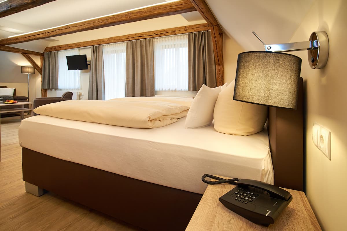 superior double room, balcony (kastanie) | hypo-allergenic bedding, desk, laptop workspace, blackout curtains