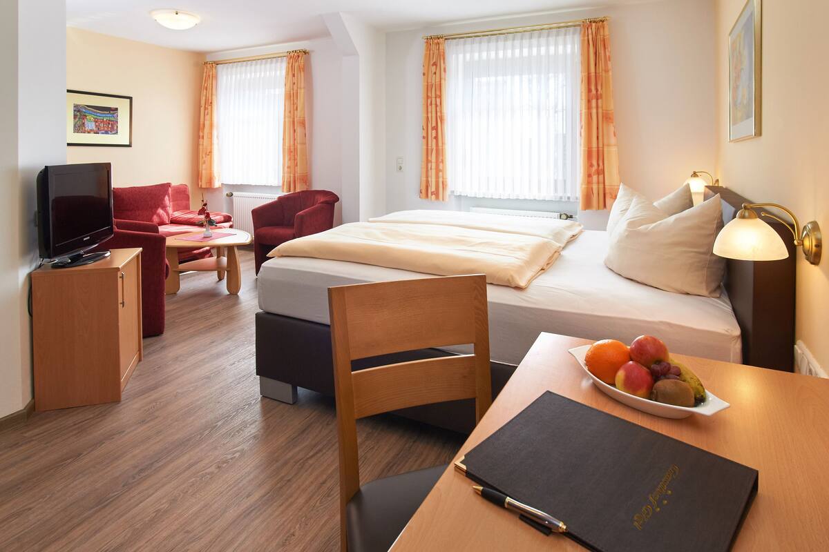 Comfort Double Room (Hindenburg) | Peralatan tempat tidur hipoalergenik, meja, ruang kerja komputer riba 