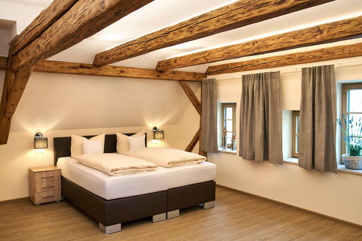Superior Double Room (Herzog Ludwig) | Peralatan tempat tidur hipoalergenik, meja, ruang kerja komputer riba 