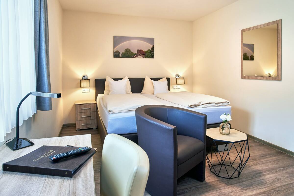 Comfort Double Room, Balcony (Lugausturm) | Peralatan tempat tidur hipoalergenik, meja, ruang kerja komputer riba 