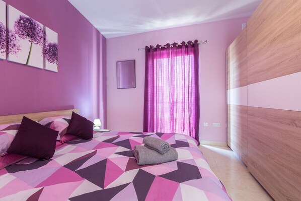 3 bedrooms, iron/ironing board, free cribs/infant beds, rollaway beds - North Side Apartments (Mgarr)