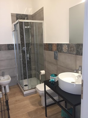 Dusche, Regendusche, kostenlose Toilettenartikel, Haartrockner