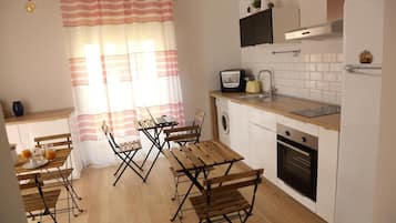 Frigorifero con congelatore, microonde, forno, piano cottura