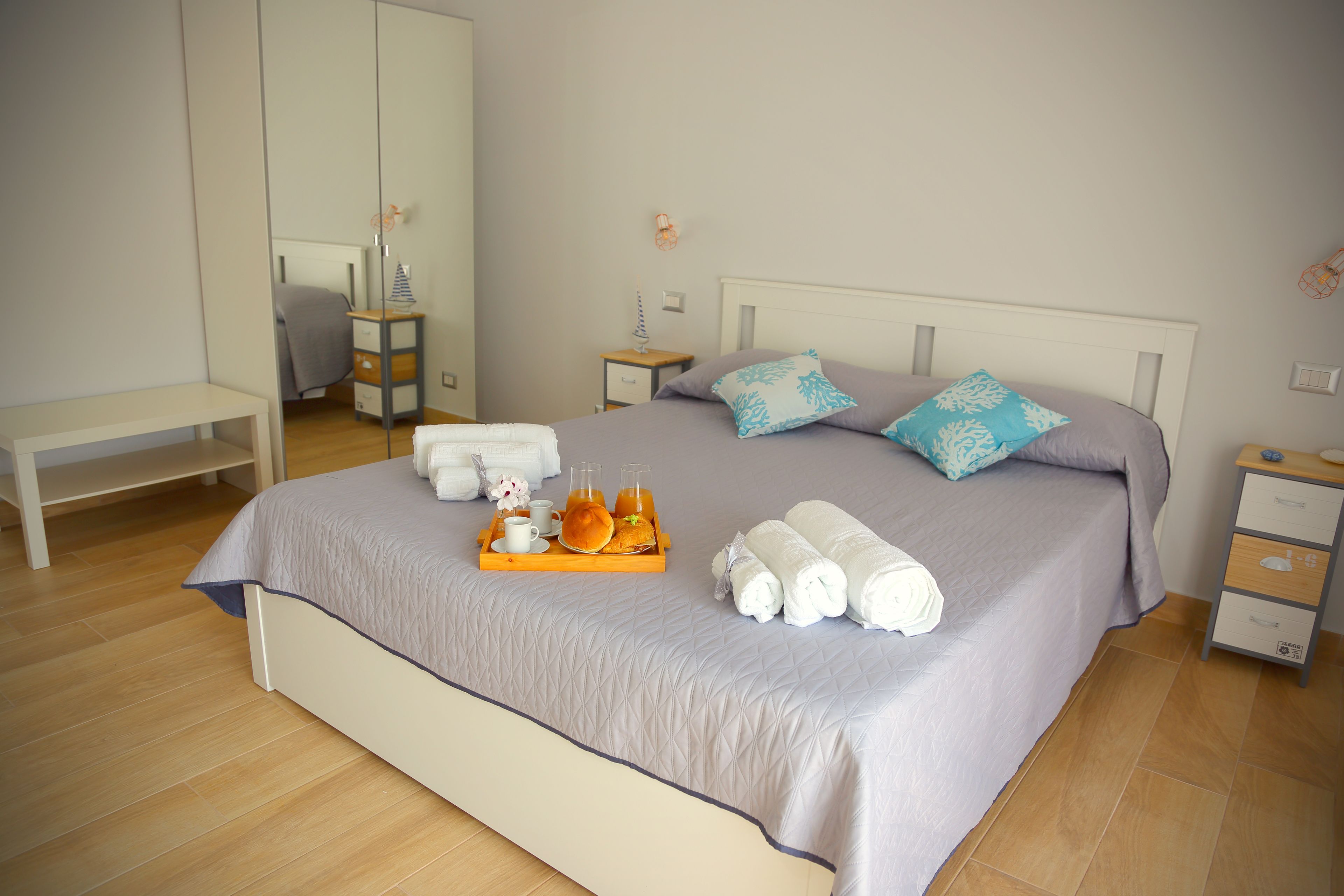 Untuvapeitot, työpöytä, ilmainen Wi-Fi, vuodevaatteet