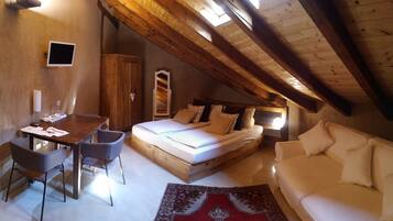 Camera tripla (Marzemino) | Minibar, una cassaforte in camera, una scrivania, tende oscuranti