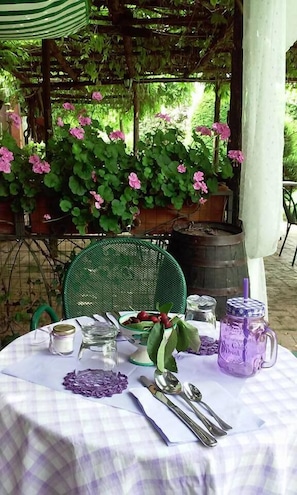 Desayuno de cocina local (EUR 7 por persona)