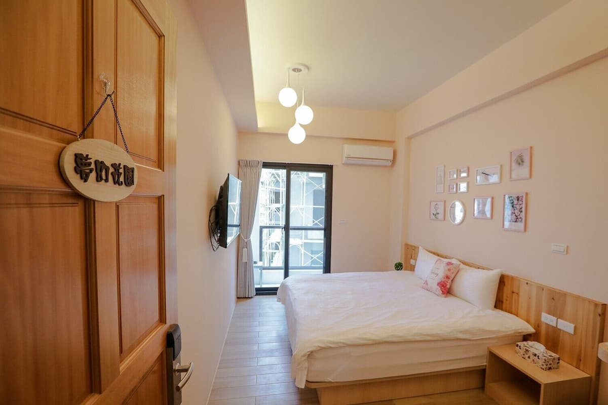 Romantic Double Room, 1 Queen Bed, Non Smoking | Desk, blackout curtains, soundproofing, free WiFi