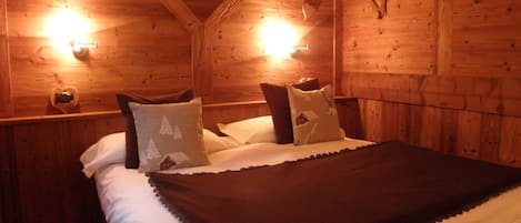 Escritorio, wifi gratis y ropa de cama