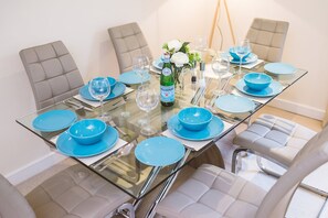 Deluxe appartement, 2 slaapkamers, uitzicht op de binnenplaats, op benedenverdieping | Dineren op de kamer