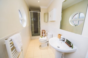 Bathroom - Jade Apartments (Leatherhead)