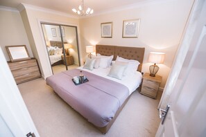 Deluxe Apartment, 2 Bedrooms, Courtyard View, Ground Floor - Jade Apartments (Leatherhead)