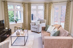 Deluxe Apartment, 2 Bedrooms, Courtyard View, Ground Floor | Living area - Jade Apartments (Leatherhead)