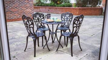 Deluxe Apartment, 2 Bedrooms, Courtyard View, Ground Floor | Garden view