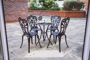 Deluxe Apartment, 2 Bedrooms, Courtyard View, Ground Floor | Garden view - Jade Apartments (Leatherhead)