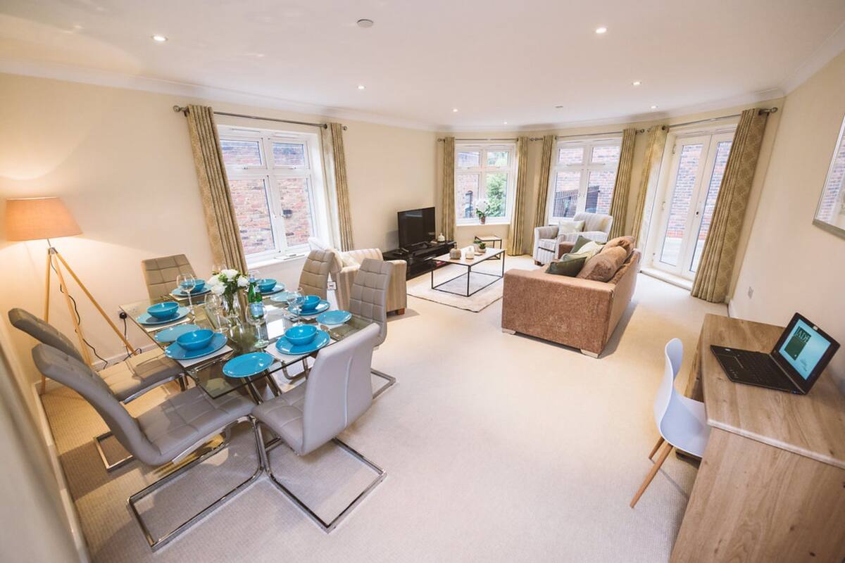 Deluxe Apartment, 2 Bedrooms, Courtyard View, Ground Floor | Living area | Smart TV, Netflix