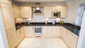 Deluxe Apartment, 2 Bedrooms, Courtyard View | Private kitchen | Full-size fridge, microwave, oven, stovetop