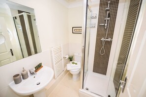 Luxury Apartment, 2 Bedrooms, Courtyard View, Ground Floor | Bathroom | Combined shower/tub, free toiletries, hair dryer, towels - Jade Apartments (Leatherhead)
