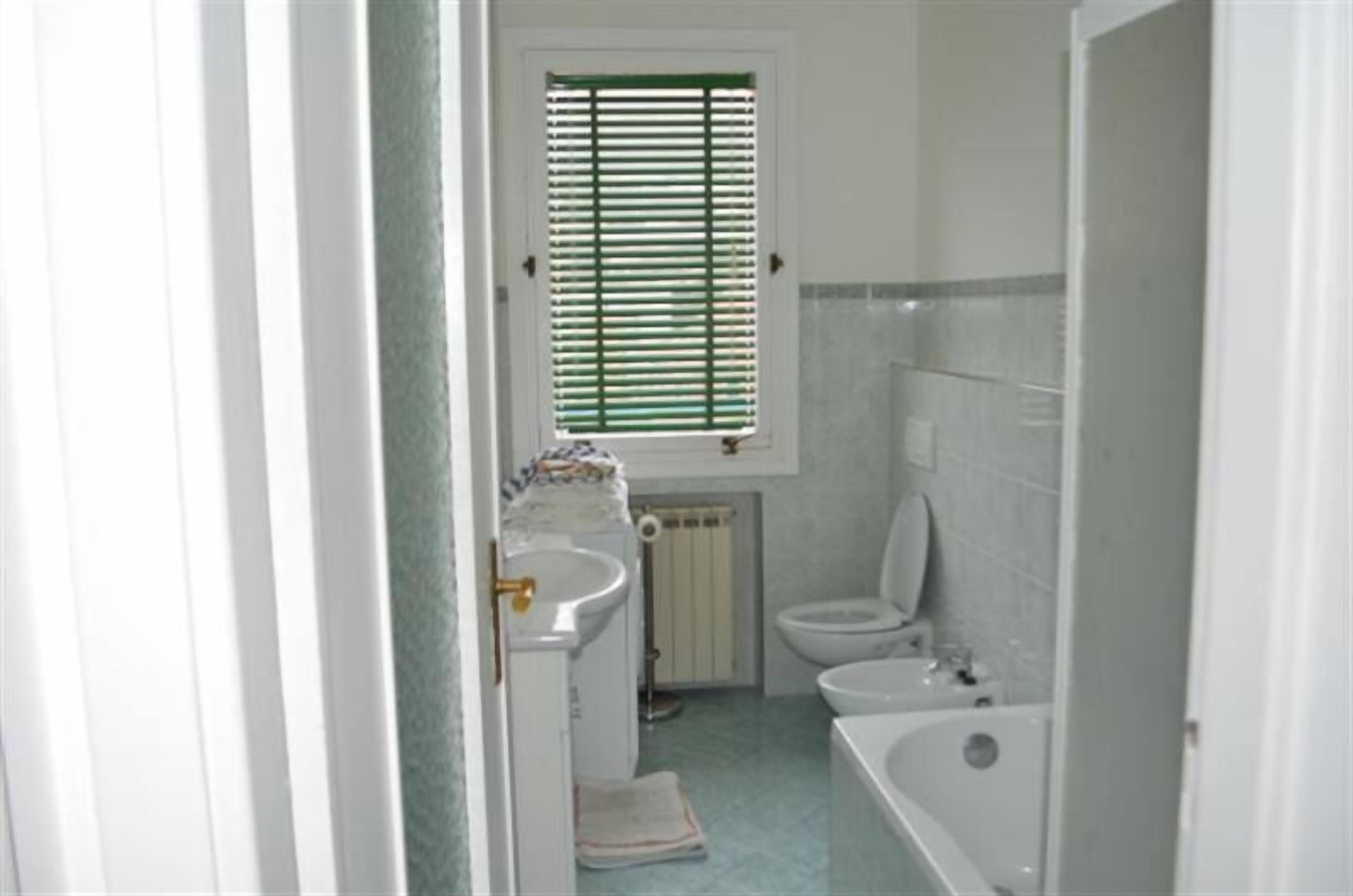 Shower, free toiletries, hair dryer, bidet