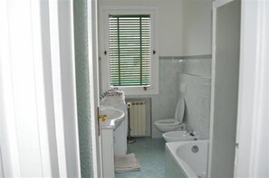 Douche, articles de toilette (gratuits), séchoir à cheveux, bidet
