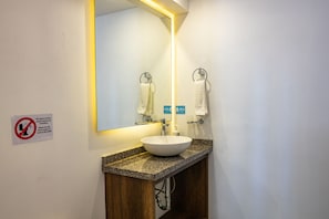 Quarto casal superior, 2 camas de casal | Banheiro | Chuveiro, produtos de toalete grátis
