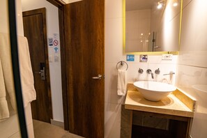 高级双人房, 1 张特大床 | 浴室 | 淋浴设施、免费洗浴用品