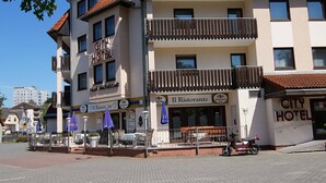 Een hotel met een bord waarop 'CITY HOTEL' en 'Mark Michelstadt' staat.