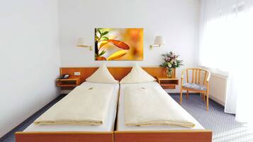 Doppelzimmer | Allergikerbettwaren, Schreibtisch, laptopgeeigneter Arbeitsplatz