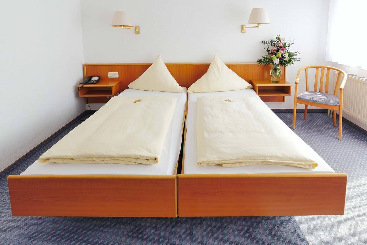 Classic-Vierbettzimmer, 1 Doppelbett und Schlafsofa | Allergikerbettwaren, Schreibtisch, laptopgeeigneter Arbeitsplatz