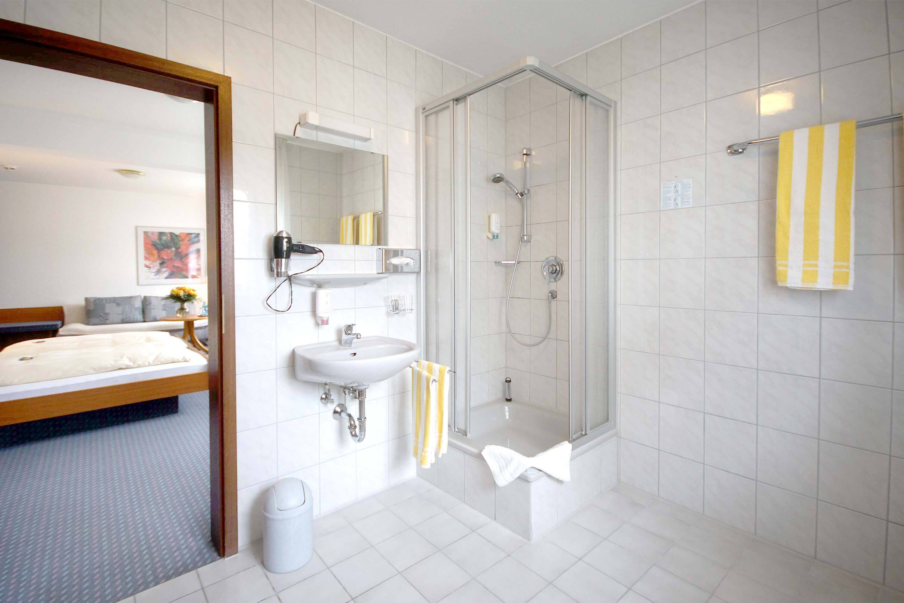 Einzelzimmer | Badezimmer | Komfortbadewanne, Haartrockner, Handtücher