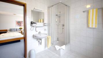 Einzelzimmer | Badezimmer | Komfortbadewanne, Haartrockner, Handtücher