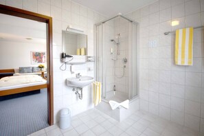 Kamar Single | Kamar mandi | Bathtub besar, pengering rambut,  dan handuk