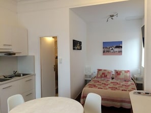 Individually decorated, individually furnished, blackout drapes - Le Clos Feuillat (Lyon)