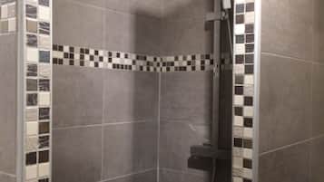 Triple room, private bathroom - Free Parking | Bathroom shower