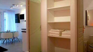 Comfort studio, uitzicht op tuin | Individueel gedecoreerd, individueel gemeubileerd