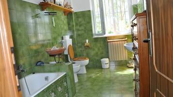 Quadrupla Basic, letti multipli, non fumatori | Bagno | Doccia, set di cortesia gratuito, asciugacapelli, bidet
