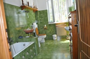 Eenvoudige vierpersoonskamer, Meerdere bedden, niet-roken | Badkamer | Een douche, gratis toiletartikelen, een haardroger, een bidet