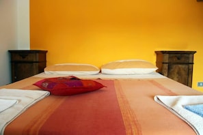 Habitació quàdruple bàsica, diversos llits, no fumadors | Wifi gratuïta i roba de llit 