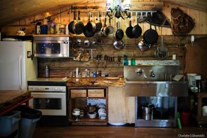 Full-size fridge, microwave, oven, stovetop - Chimo Refuges Treehouse Resort (Saint-Sauveur)
