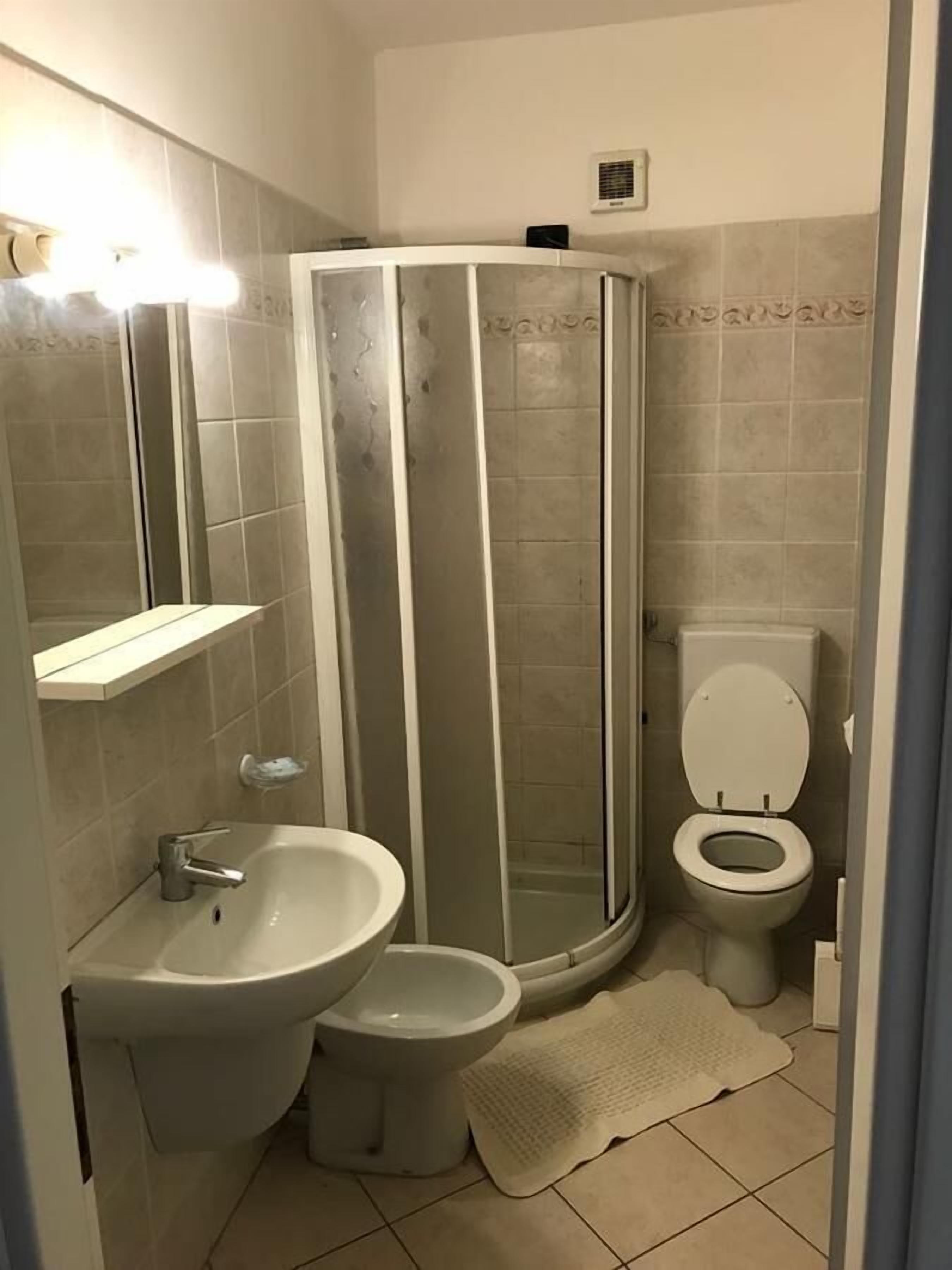 ダブルルーム クイーンベッド 1 台 禁煙 | バスルーム | シャワー、バスアメニティ (無料)、ヘアドライヤー、ビデ