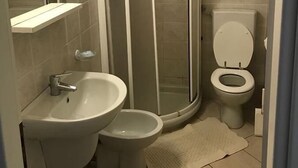 A bathroom with a shower enclosure, a sink, and a toilet. - Bed & Breakfast da Luca (Bonassola)
