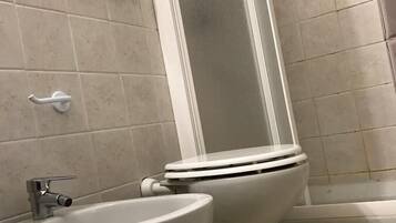 Camera doppia, 1 letto queen, non fumatori | Bagno | Doccia, set di cortesia gratuito, asciugacapelli, bidet